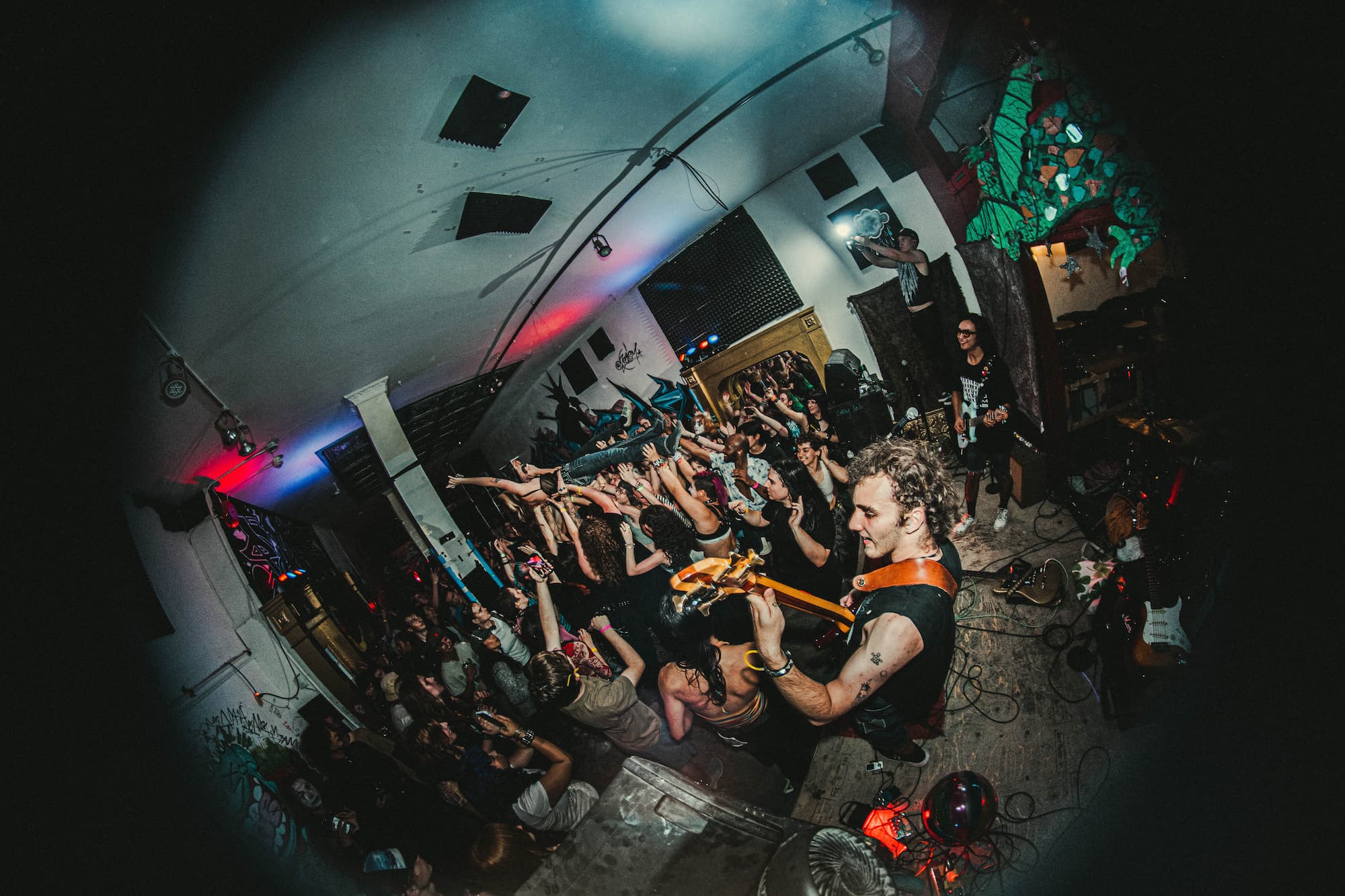 Benzonn performing at Grey Lab.